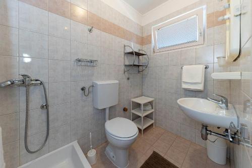 Mediterranes Apartment nur 150 Meter zum Strand mit Meerblick, Grillbereich, Privatparkplatz, WiFi