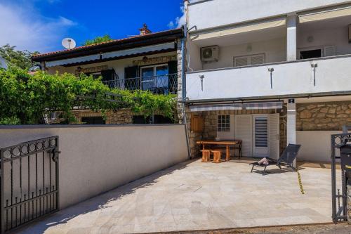 Helles Studio-Apartment nur 350 Meter zum Strand mit Grill, Privatparkplatz, Liege
