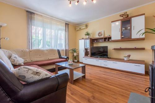 Hundefreundliches Apartment nur 350 Meter zum Sandstrand mit privater Terrasse, Steingrill, WiFi