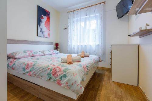 Hundefreundliches Apartment nur 350 Meter zum Sandstrand mit privater Terrasse, Steingrill, WiFi