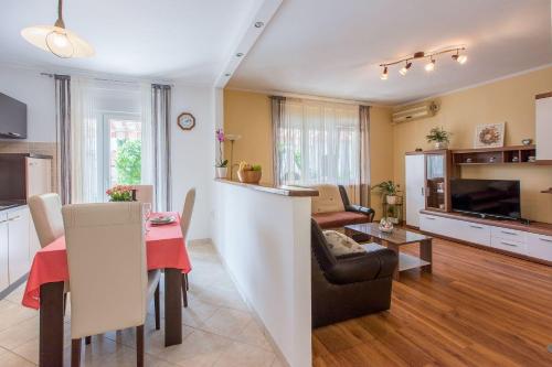 Hundefreundliches Apartment nur 350 Meter zum Sandstrand mit privater Terrasse, Steingrill, WiFi