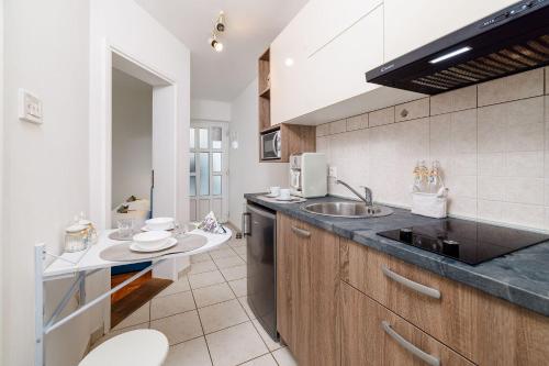Renoviertes Apartment nur 150 Meter zum Strand mit Jacuzzi, Meerblick, Pool, Billardtisch
