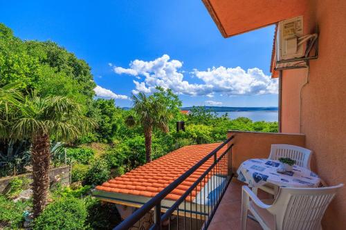 Charmantes Apartment nur 600 Meter zum Strand mit Meerblick, Holzkohlegrill, WiFi