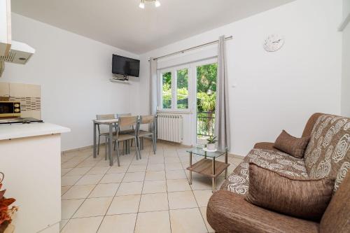 Charmantes Apartment nur 600 Meter zum Strand mit Meerblick, Holzkohlegrill, WiFi