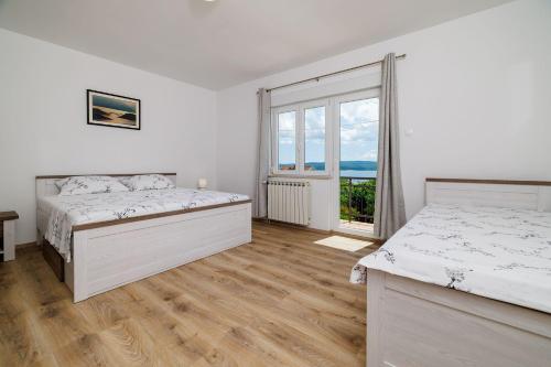 Charmantes Apartment nur 600 Meter zum Strand mit Meerblick, Holzkohlegrill, WiFi