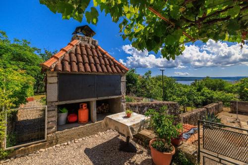 Charmantes Apartment nur 600 Meter zum Strand mit Meerblick, Holzkohlegrill, WiFi