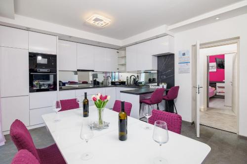 Modernes Apartment nur 300 Meter zum Strand mit Meerblick, Waschmaschine, Trockner, Grill