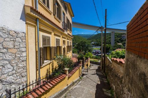 Mediterranes Apartment nur 500 Meter zum Strand mit Blick auf den Fluss Dubracina