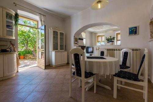 Mediterranes Apartment nur 500 Meter zum Strand mit Blick auf den Fluss Dubracina