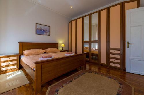Mediterranes Apartment nur 500 Meter zum Strand mit Blick auf den Fluss Dubracina