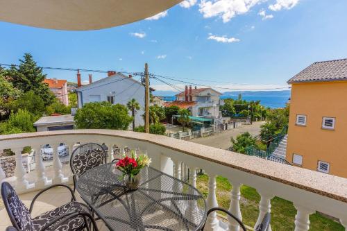 Komfortables Apartment nur 500 Meter zum Strand mit Meerblick, Klima, privatem Balkon
