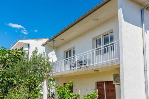 Komfortables Apartment nur 430 Meter zum Strand mit Meerblick, Balkon, Terrasse, Grillbereich