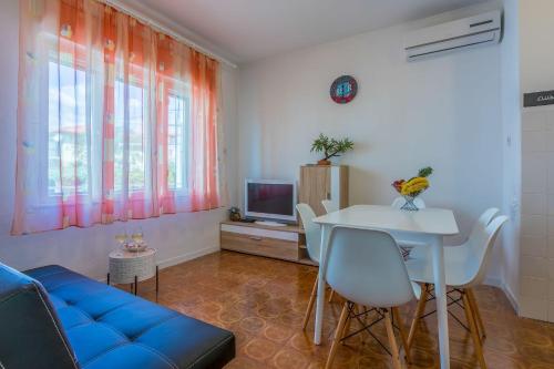 Komfortables Apartment nur 430 Meter zum Strand mit Meerblick, Balkon, Terrasse, Grillbereich