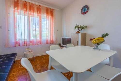Komfortables Apartment nur 430 Meter zum Strand mit Meerblick, Balkon, Terrasse, Grillbereich