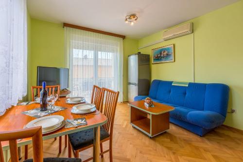 Komfortables Apartment nur 500 Meter zum Strand mit Meerblick, Klima, privatem Balkon