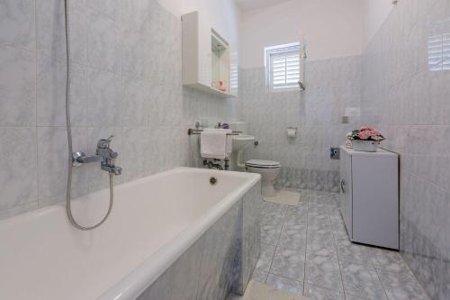 Komfortables Apartment nur 430 Meter zum Strand mit Meerblick, Balkon, Terrasse, Grillbereich