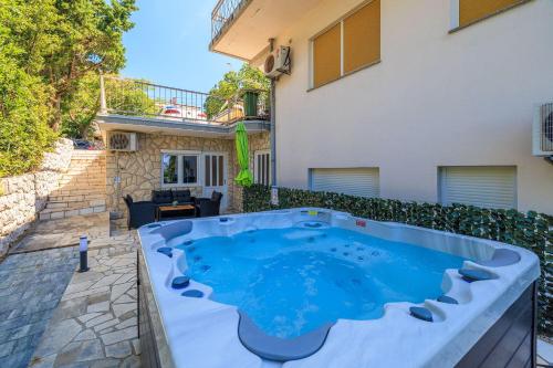 Idyllisches Apartment nur 300 Meter zum Strand mit Meerblick, Whirlpool, Grill