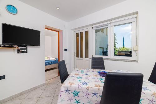 Idyllisches Apartment nur 300 Meter zum Strand mit Meerblick, Whirlpool, Grill