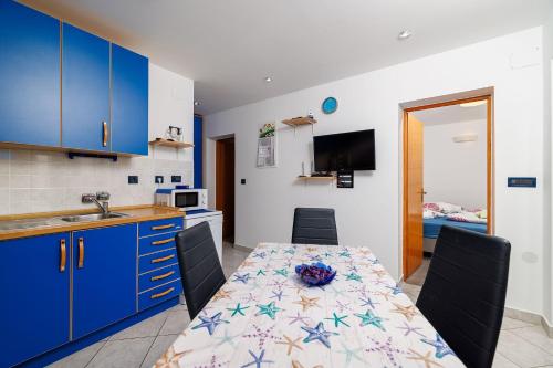 Idyllisches Apartment nur 300 Meter zum Strand mit Meerblick, Whirlpool, Grill