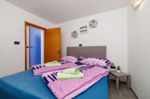 Postel nebo postele na pokoji v ubytování Idyllisches Apartment nur 300 Meter zum Strand mit Meerblick, Whirlpool, Grill