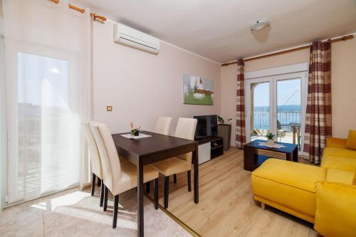 Malerisches Apartment nur 350 Meter zum Strand mit Panoramameerblick, Pool, Aussendusche