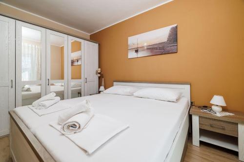 Postel nebo postele na pokoji v ubytování Malerisches Apartment nur 350 Meter zum Strand mit Panoramameerblick, Pool, Aussendusche