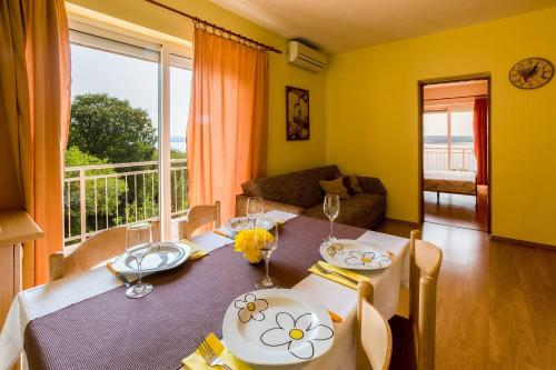 Komfortables Apartment mit Meerblick, BBQ-Bereich, Garten, Privatparkplatz
