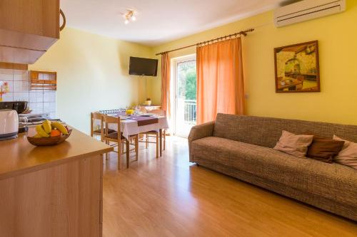 Komfortables Apartment mit Meerblick, BBQ-Bereich, Garten, Privatparkplatz