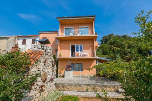 Komfortables Apartment mit Meerblick, BBQ-Bereich, Garten, Privatparkplatz