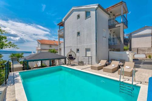 Helles Apartment nur 150 Meter zum Strand mit Jacuzzi, Meerblick, Pool, Billard