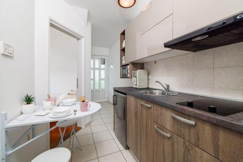 Helles Apartment nur 150 Meter zum Strand mit Jacuzzi, Meerblick, Pool, Billard