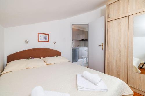 Helles Apartment nur 150 Meter zum Strand mit Jacuzzi, Meerblick, Pool, Billard