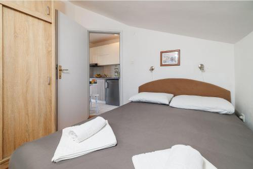 Atemberaubendes Apartment 150 Meter zum Strand mit Jacuzzi, Meerblick, Pool, Billardtisch