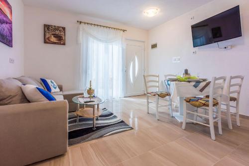 Renoviertes Apartment mit Meerblick, Fitnessraum, Babybett, Grillbereich
