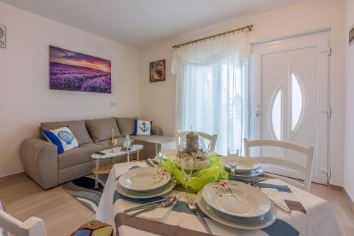 Renoviertes Apartment mit Meerblick, Fitnessraum, Babybett, Grillbereich