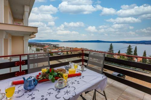 Renoviertes Apartment mit Meerblick, Fitnessraum, Babybett, Grillbereich