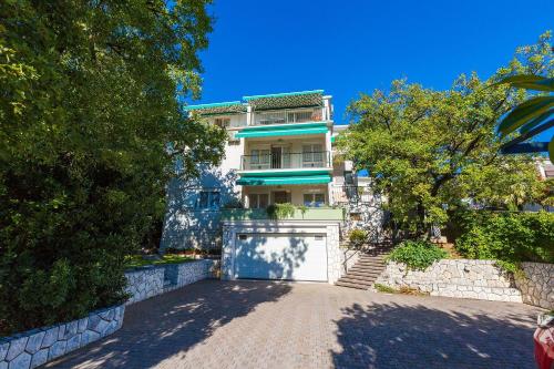 Idyllisches Apartment nur 250 Meter zum Strand mit Meerblick, privater Terrasse, Privatparkplatz