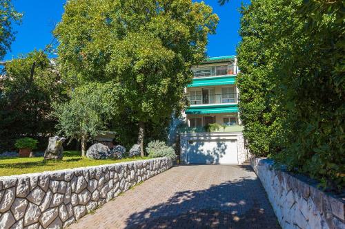 Idyllisches Apartment nur 250 Meter zum Strand mit Meerblick, privater Terrasse, Privatparkplatz