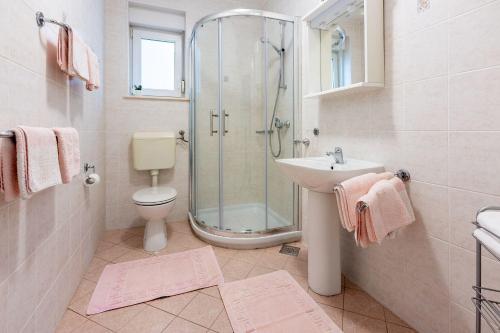 Idyllisches Apartment nur 250 Meter zum Strand mit Meerblick, privater Terrasse, Privatparkplatz
