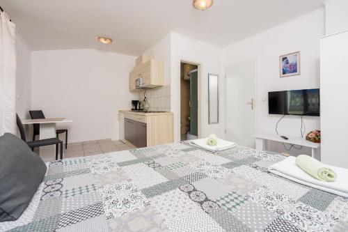 Idyllisches Studio-Apartment mit grandiosen Meerblick, Privatparkplatz, WiFi
