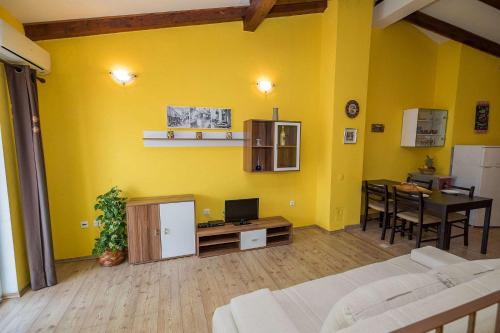 Einzigartiges Apartment nur 300 Meter zum Strand mit Meerblick, privatem Balkon, Waschmaschine