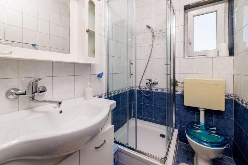 Koupelna v ubytování Komfortables Apartment nur 350 Meter zum Strand mit Meerblick, Pool, Aussendusche