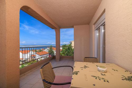 Komfortables Apartment nur 350 Meter zum Strand mit Meerblick, Pool, Aussendusche