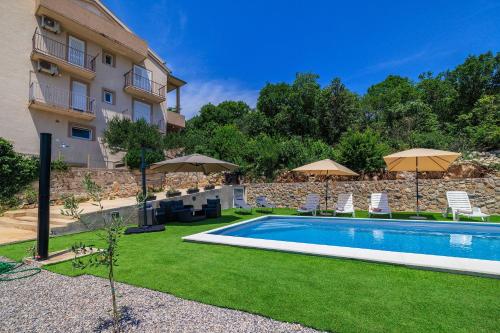 Hundefreundliches Apartment nur 350 Meter zum Strand mit Meerblick, Pool, WiFi