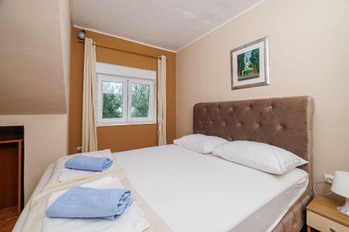 Postel nebo postele na pokoji v ubytování Hundefreundliches Apartment nur 350 Meter zum Strand mit Meerblick, Pool, WiFi