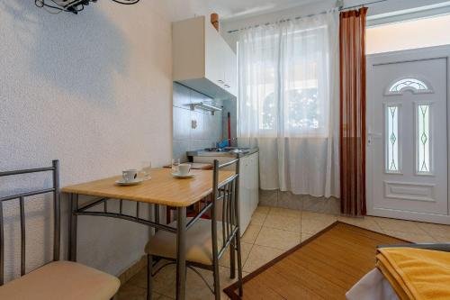 Charmantes Apartment nur 50 Meter zum Strand mit privater Terrasse, Meerblick, Parkplatz