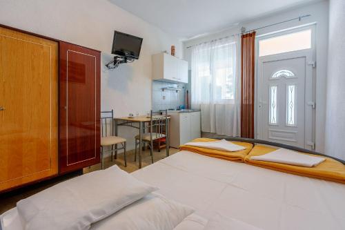 Charmantes Apartment nur 50 Meter zum Strand mit privater Terrasse, Meerblick, Parkplatz