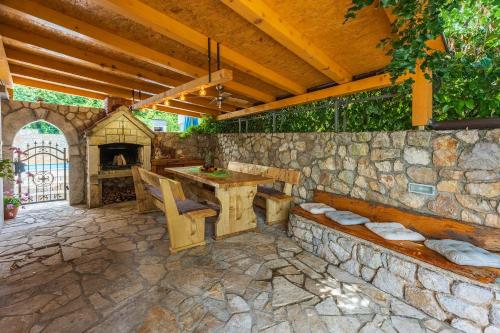 Gallery image of Ruhiges Apartment mit Holzkohlegrill, Pool mit Whirlpoolfunktion, Waschmaschine, Trockner in Grižane