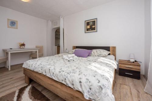 Giường trong phòng chung tại Preiswertes Studio-Apartment mit privatem Grill, Privatparkplatz unweit vom Meer