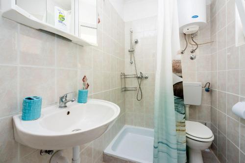 Phòng tắm tại Preiswertes Studio-Apartment mit privatem Grill, Privatparkplatz unweit vom Meer